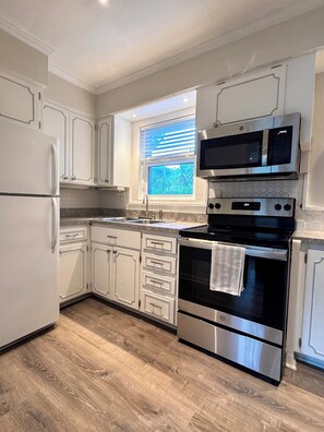 ثلاجة، ميكروويف، فرن، ماكينة لصنع القهوة/الشاي