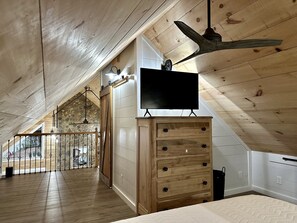 3 bedrooms, iron/ironing board, free WiFi, bed sheets - Renovated lake house on Claytor Lake with water access and boat dock (Dublin)