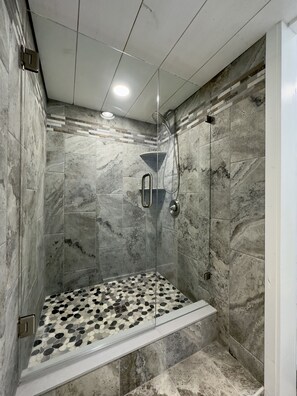 Een douche, een haardroger, handdoeken, zeep