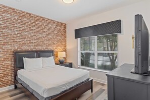 3 Schlafzimmer, Schreibtisch, Bügeleisen/Bügelbrett, Reisekinderbett