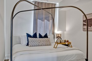 2 bedrooms, iron/ironing board, travel cot, free WiFi - Euphony-Designer Furnishings-5 mins to Broadway (Nashville)