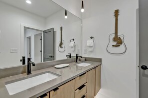 Dusj, hårføner og håndklær