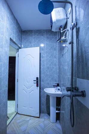 Appartamento, letti multipli | Bagno | Doccia, asciugamani
