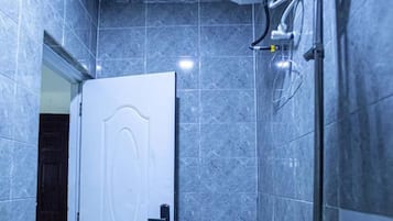 Apartment, 2 Queen Beds | Bathroom