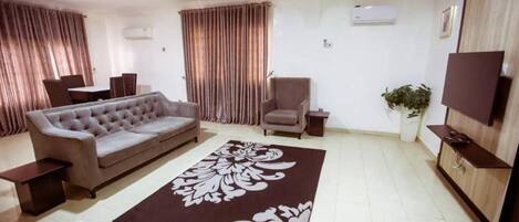 Apartment, 2 Queen Beds | 2 bedrooms, iron/ironing board, free WiFi, bed sheets