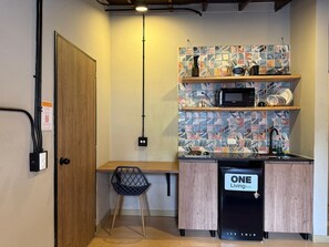 Business Double Room (203) | Private kitchen | Mini-fridge, microwave - One Living by Roots Rentals (Medellín)