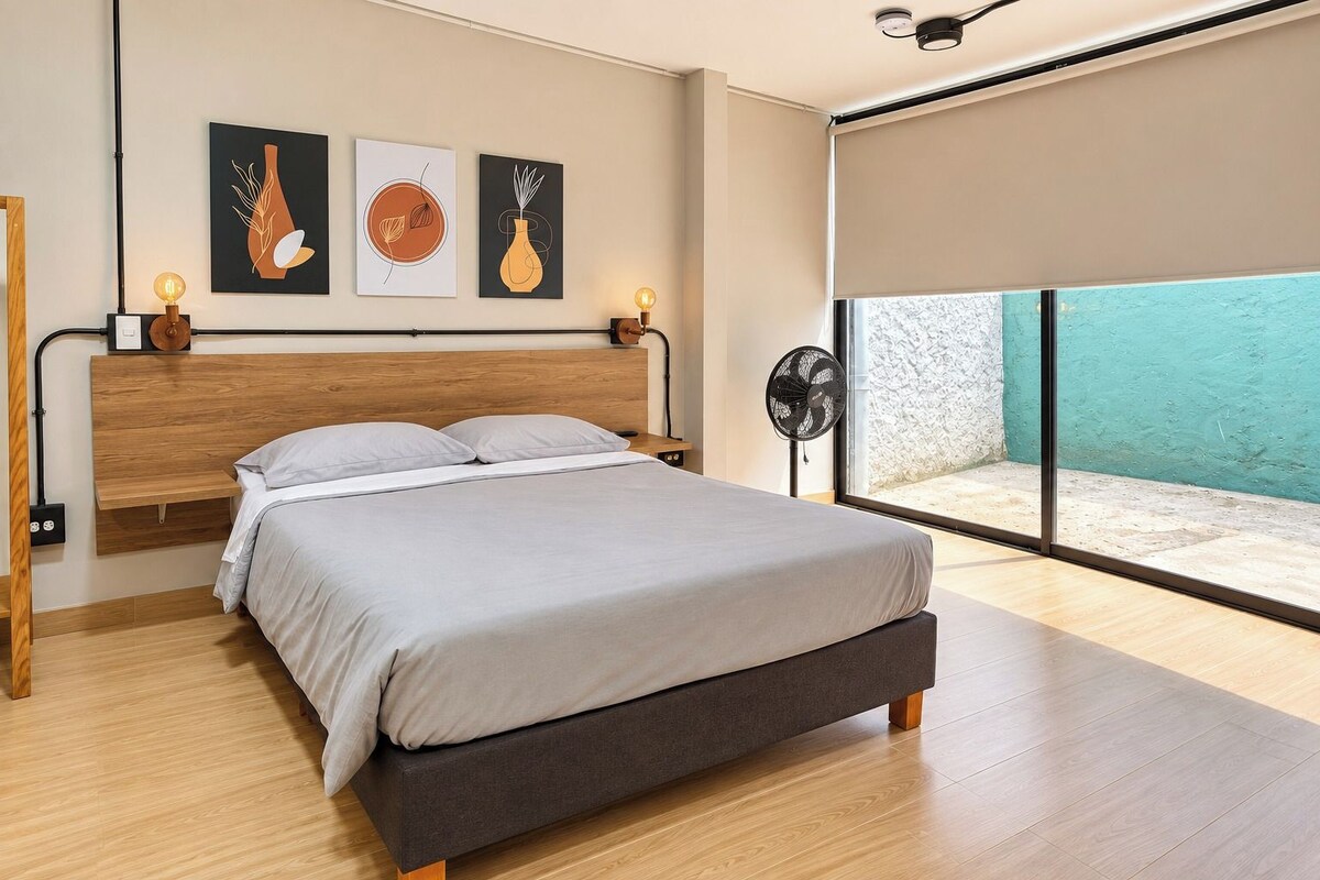 Studio (102) | Desk, iron/ironing board (on request), free WiFi, bed sheets