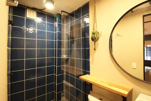 Basic Apartment (101) | Bathroom | Shower, towels, toilet paper - One Living by Roots Rentals (Medellín)