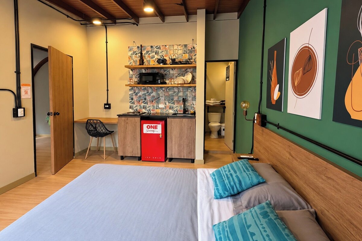 Studio (203) | Desk, iron/ironing board (on request), free WiFi, bed sheets