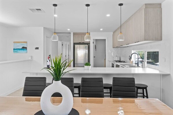 Een koelkast, een magnetron, een oven, een kookplaat