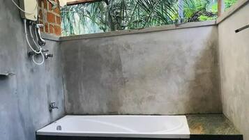 Toallas, jabón, shampoo, papel de baño