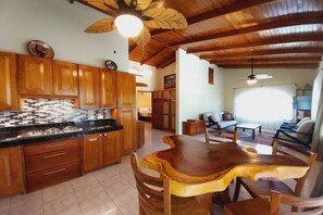 Interior - A Slice of Paradise, Spectacular Mountain Views, 1.8 Km to Samara beach (Sámara)