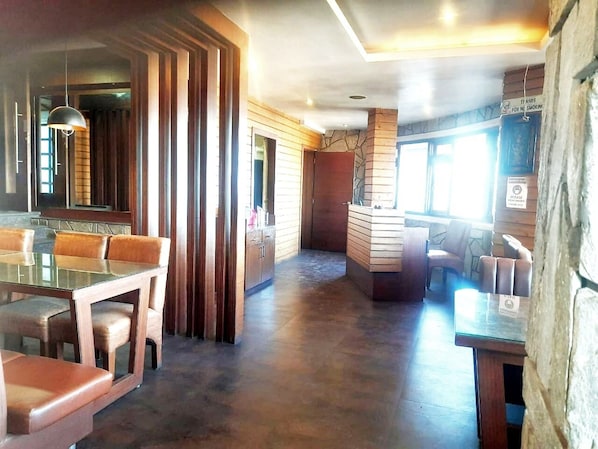 Living area - Hotel Aristocrat (Darjeeling)