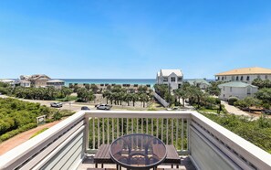 Outdoor dining - Lemon Squeezy + Private Beach, Pool & Beach Views (Seacrest)
