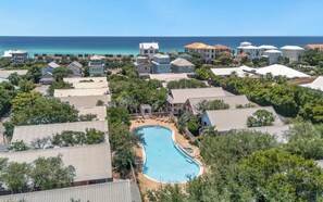 Un resort con piscina, vista sulla spiaggia e diversi edifici.