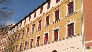 A multi-story building with a row of windows and a sign for 'Gleisbett' hotel. - Hostel Gleisbett (Annaberg-Buchholz)