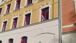 A multi-story building with a hostel named "Gleisbett" on the ground floor. - Hostel Gleisbett (Annaberg-Buchholz)