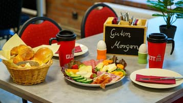 Bữa sáng buffet hàng ngày (12 EUR/mỗi người)