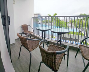 Outdoor dining - Cozy 2 Bedroom Condo Apartment in Batam. Next to HarbourBay Ferry Terminal. Pool (Paranaque City)