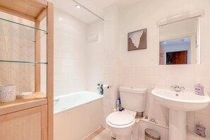 Basic Apartment, 1 Double Bed | Bathroom | Hair dryer, towels, soap, shampoo - Warm & Inviting 1bedroom Flat With Patio, Camden Town! (London)