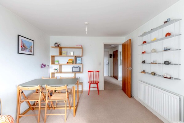 Basic Apartment, 1 Double Bed | Dining