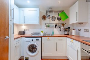 Basic Apartment, 1 Double Bed | Private kitchen | Fridge, microwave, oven, stovetop - Warm & Inviting 1bedroom Flat With Patio, Camden Town! (London)