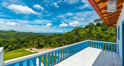Upscale Villa: Tropical Views & Outdoor Paradise!