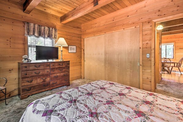 Interior - Pinetop Cabin w/ BBQ - 7 Mi to Show Low Lake! (Pinetop)