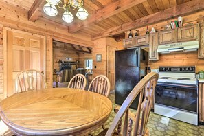 Interior - Pinetop Cabin w/ BBQ - 7 Mi to Show Low Lake! (Pinetop)