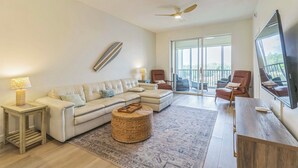 Apartment (2 Bedrooms) | Ruang tamu | TV 