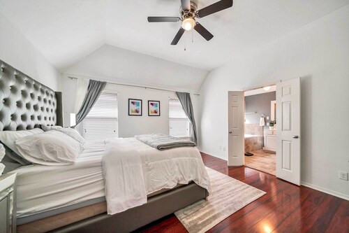 Spacious Stay at a Houston Getaway w/ Fireplace!