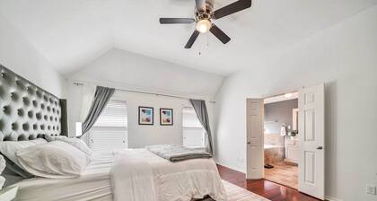 Spacious Stay at a Houston Getaway w/ Fireplace!