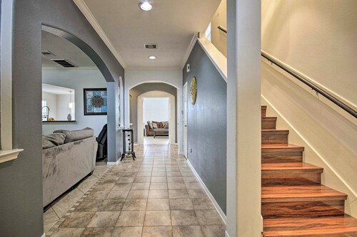 Spacious Stay at a Houston Getaway w/ Fireplace!