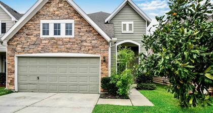 Spacious Stay at a Houston Getaway w/ Fireplace!