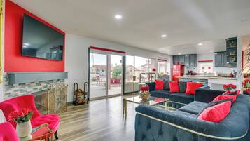 House (4 Bedrooms) | Living area