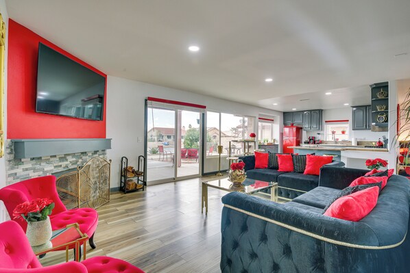 House (4 Bedrooms) | Living area