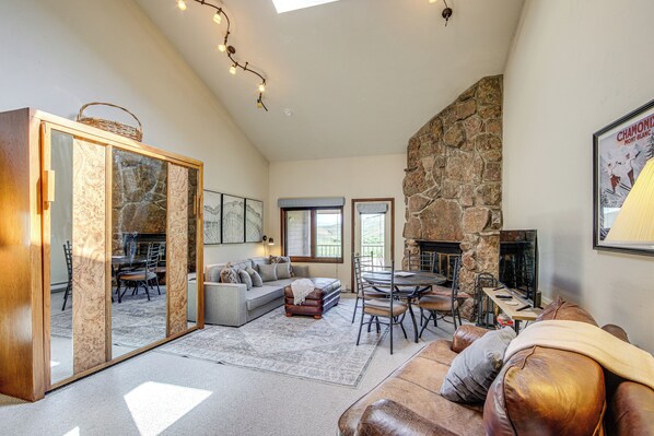 Apartment (0 Bedroom) | Interior - Private Balcony & Mtn Views: Granby Studio! (Granby)