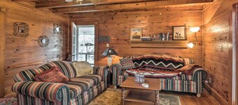 Charming, Rustic Guest Home on 100-acre Ranch