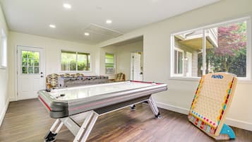 House (5 Bedrooms) | Interior