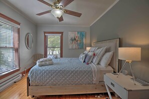 Interior - Dtwn Lake Geneva Home, Walk to Beach & Restaurants (Lake Geneva)