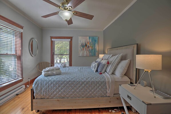 Interior - Dtwn Lake Geneva Home, Walk to Beach & Restaurants (Lake Geneva)