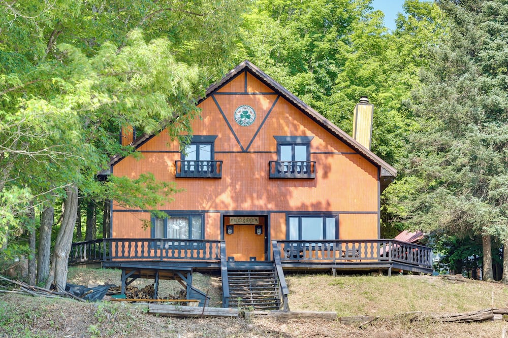 'buckhorn' - Slopeside Iron River Cabin w/ Sauna - Gibson Lake, MI