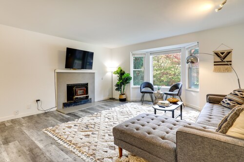 Beautiful Kenmore Retreat Near Marina & Beach!