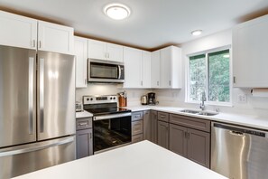 House (3 Bedrooms) | Private kitchen | Microwave, oven, stovetop, dishwasher