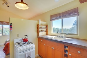 Apartment (0 Bedroom) | Private kitchen | Paper towels - Kanab Studio Escape: Stargaze, Hike, Relax! (Kanab)