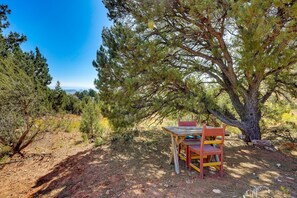 Terrace/patio - Kanab Studio Escape: Stargaze, Hike, Relax! (Kanab)