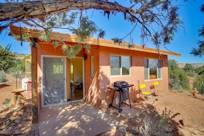 Terrace/patio - Kanab Studio Escape: Stargaze, Hike, Relax! (Kanab)