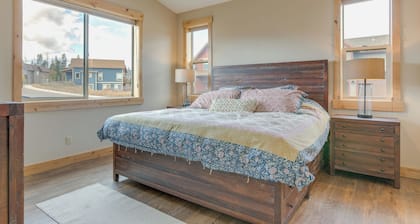 Family-friendly Fraser Home: Private Hot Tub!