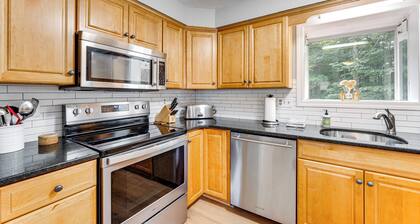 Condo w/ Deck & Grill < 5 Miles to Loon Mountain!