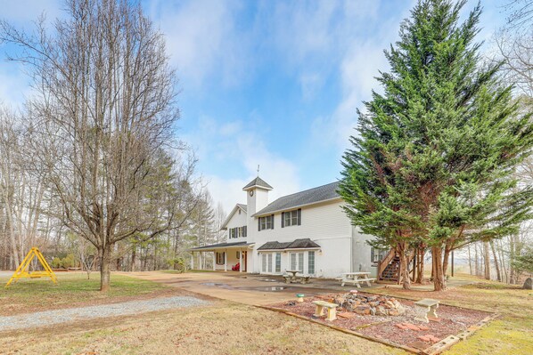 Interior - Fire Pit & Game Room: Marshall Getaway w/ Views! (Marshall)